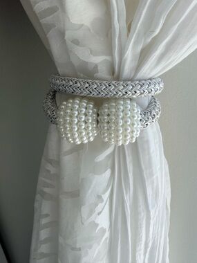 Set of 4 pearl beaded magnetic curtain ties